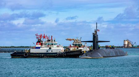 Den atomdrevne ubåd USS Kentucky af Ohio-klassen med Trident II interkontinentale ballistiske missiler med en rækkevidde på mere end 12.000 kilometer besøgte øen Guam.