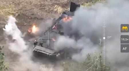 En ukrainsk drone med granater ødelagde en unik russisk BTR-80 pansret mandskabsvogn med en UMZ-kaster til fjernminedrift.