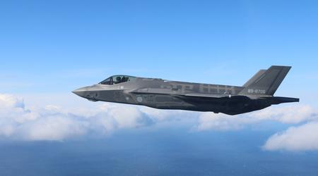 Japans femtegenerations F-35 Lightning II-kampfly har gennemført en flyvetur på 6.400 kilometer og er ankommet til Australien for første gang nogensinde.