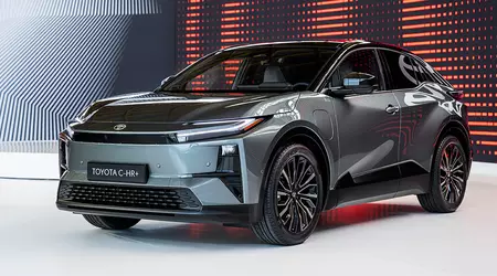 Toyota har afsløret den elektriske crossover C-HR+ med batterier på 57,7 kWh og 77 kWh.