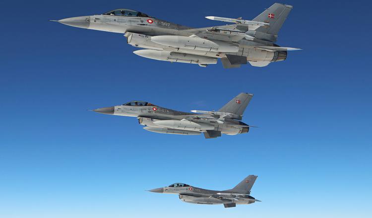 Danmark afleverer det første parti F-16 ...