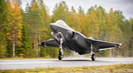 Femte generation af F-35A Lightning II kampfly lettede og landede på en offentlig vej for første gang i historien.