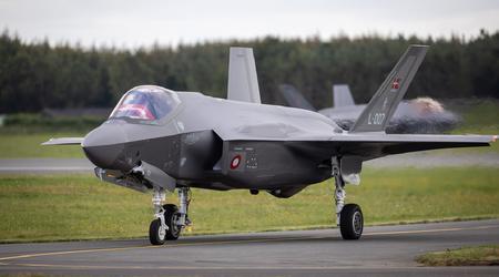 De første F-35 Lightning II-kampfly er ankommet til Danmark for at erstatte de F-16 Fighting Falcon, der skal overføres til Ukraine.