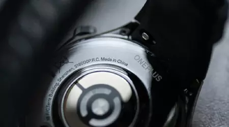 "Meda i Kina": sjov skrivefejl fundet på OnePlus Watch 3 smartwatch-etui