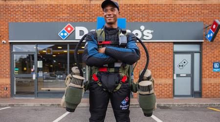 Rocket Man: Domino's Pizza har brugt sin første jetdragt nogensinde til at levere pizzaer fra luften.