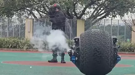 Kinesisk robocop går på gadepatrulje for første gang: Den ligner BB-8 fra Star Wars og har ikke-dødelige våben (video)