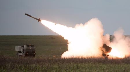 Ukrainske artillerister bruger HIMARS til at ødelægge et sjældent russisk 2B26 Grad-raket-system på et KAMAZ-5350-chassis.