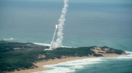 Destroyeren USS Carl M. Levin brugte SM-3 Block IA og SM-2 Block IIIA interceptorer til samtidig at opfange ballistiske missiler og antiskibsmissiler.