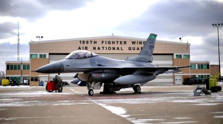 I USA efterlod et F-16 Fighting Falcon-kampfly to brændstoftanke på jorden på grund af en nødsituation under en træningsmission.