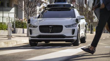 Syv Waymo-robottaxier blokerede trafikken ved en motorvejskrydsning i San Francisco.