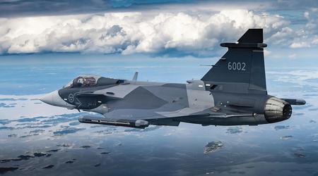 Sverige har modtaget sit første JAS 39 Gripen E-kampfly - flyet skal testes, og leverancerne begynder i 2025.