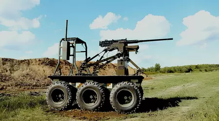 Ukrainske ingeniører har præsenteret en alt-terrain kampgrunddrone Droid Raw 12.7, udstyret med en stor kaliber M2 Browning maskingevær