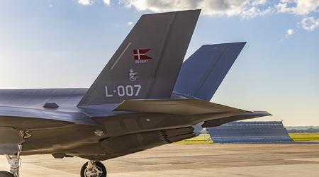 Lockheed Martin har sendt de første femtegenerations F-35 Lightning II-kampfly til Danmark, men leverancerne af de nye fly fortsætter først et år senere.