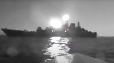 En video fra en marinedrone, der angreb det store russiske landingsskib Olenegorsk Miner, er dukket op på internettet.