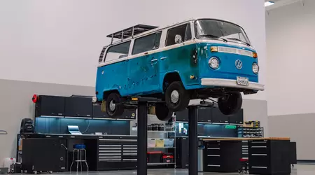 Volkswagen gendanner en ældre T2, der overlevede brandene i Californien i januar 2025