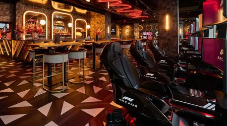 Restauranten F1 Arcade er åbnet i Boston og byder på lækker mad og en tur bag rattet i en Formel 1-bil.