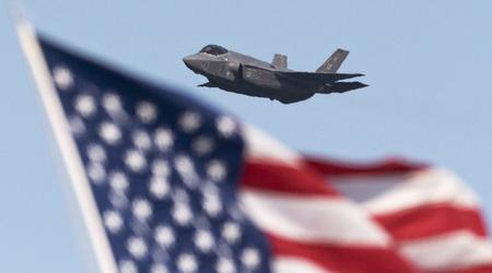 Det dyreste kampfly i historien er blevet 26 mia. dollars dyrere på et år - prisen for F-35 Lightning II-programmet er nået op på 438 mia. dollars.