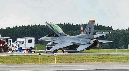 Det amerikanske luftvåben undersøger en nødsituation, der involverer et F-16D Fighting Falcon-kampfly på en luftbase i Japan.