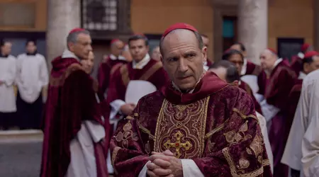 Peter Straughan vandt en Oscar for bedste adapterede manuskript for filmen om den politiske intrige Conclave 