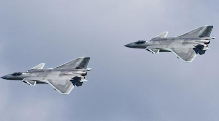 Kina forbedrer sit femtegenerations J-20 Mighty Dragon-kampfly for at overgå USA's F-22 Raptor.