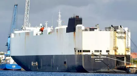 Et fragtskib, der transporterede elektriske biler, brænder i Stillehavet