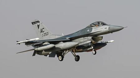 Amerikanske F-16 Fighting Falcon-kampfly rammer iranske våbendepoter i Syrien efter ordre fra Det Hvide Hus.