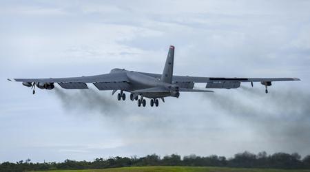 Et kinesisk J-11 jagerfly fløj inden for tre meter af et amerikansk B-52H Stratofortress atombombefly.