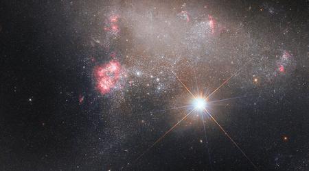 Rumteleskopet Hubble har taget et spektakulært billede af den uregelmæssige galakse ARP 263 og en fotobombe af en stjerne.