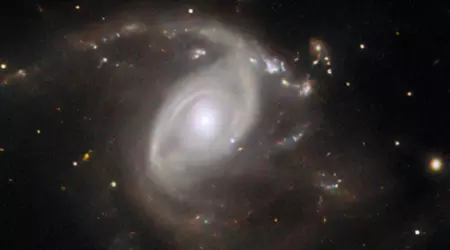 Hubble-teleskopet har taget et fantastisk billede af en lysende supernova i en fjern galakse omkring 650 millioner lysår væk