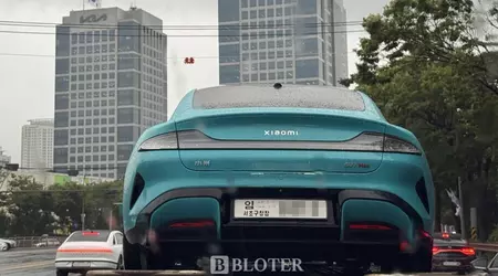 Xiaomi SU7 set outside Hyundais hovedkontor i Seoul - den koreanske producent studerer den kinesiske rival
