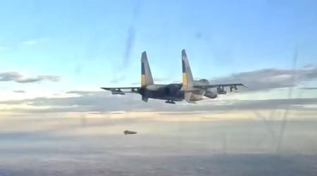 Unikke optagelser: Ukrainske Su-27 jagerfly affyrer franske AASM-250 Hammer-bomber og amerikanske AGM-88 HARMS-missiler