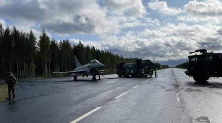 Britiske Eurofighter Typhoon FGR.4-kampfly øvede sammen med F-35 Lightning II start og landing på en offentlig vej.