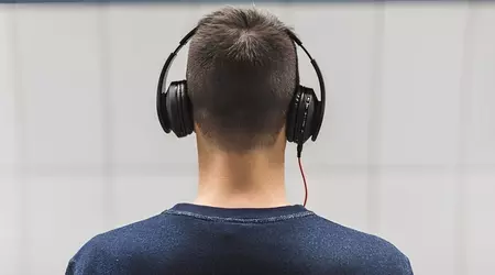 Udviklere ved University of Washington har skabt AI-hovedtelefoner med Apples M2-chip, der oversætter talen fra flere højtalere, mens de bevarer stemmefunktioner