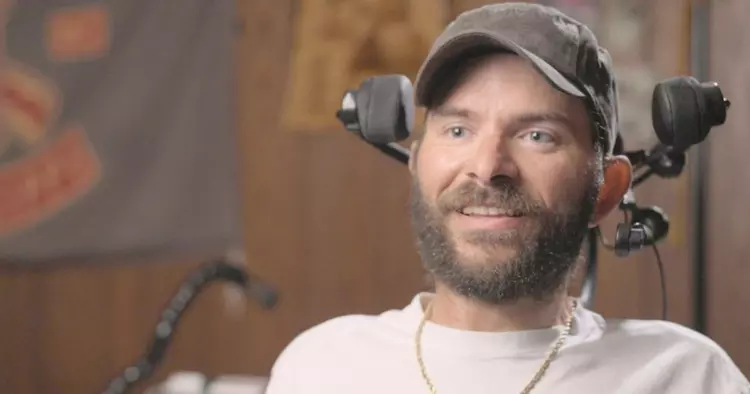 Jeg spiller, arbejder og lever takket ...