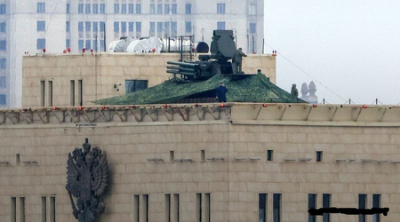Et Pantsir-S1 luftværnsmissil og kanonsystem på taget af det russiske forsvarsministerium i Moskva kunne ikke nedskyde en drone, der fløj 300 meter væk fra det.