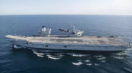 Et amerikansk F-35B Lightning II-kampfly er landet på dækket af det britiske hangarskib HMS Prince of Wales for første gang i historien.