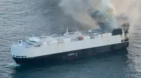 En brændende skib fyldt med biler sank i internationalt farvand