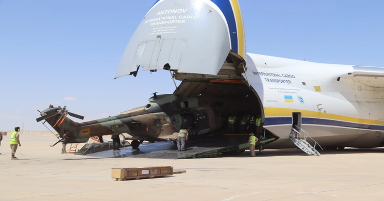 Ukrainske An-124 Ruslan transporterede spanske helikoptere ...