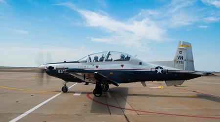 U.S. Air Force vil inspicere 99 T-6 Texan II, efter at en voldsom storm beskadigede mindst 12 træningsfly i Oklahoma.
