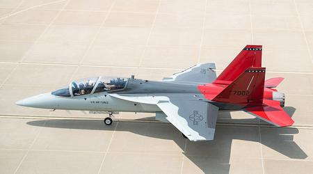 Til erstatning for F-16 Fighting Falcon: USA ønsker at udvikle et let angrebsfly baseret på Boeing T-7 A Red Hawk-flyet.