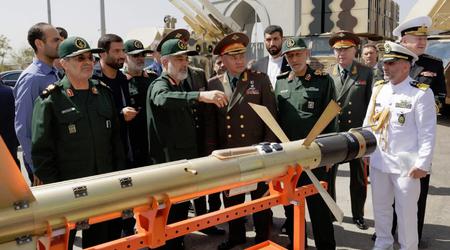 Iranske myndigheder viste for første gang et luftværnsmissil 358 offentligt frem.