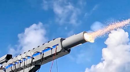 Japan er det første land i verden, der har testet en elektromagnetisk railgun på et skib - kanonen kan accelerere et 40 mm projektil til 2,23 km/sek.