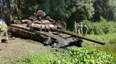 Ukrainske dykkere har bragt en russisk T-72 kampvogn op til overfladen, som havde ligget på bunden af en flod i mere end et år.
