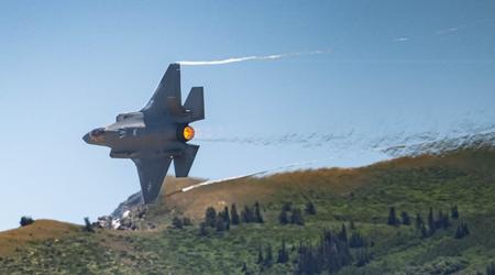 Lockheed Martin vil blive udsat for betalingsforsinkelser på op til 868 millioner dollars på grund af F-35 Lightning II, der har stoppet leverancerne af F-35 Lightning II i næsten et år.