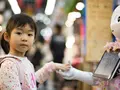 post_big/csm_Girl-holding-a-robots-hand-Andy-Kelly_cc6dd593d8.jpg