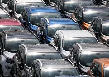 Tusindvis af biler sidder fast i ...