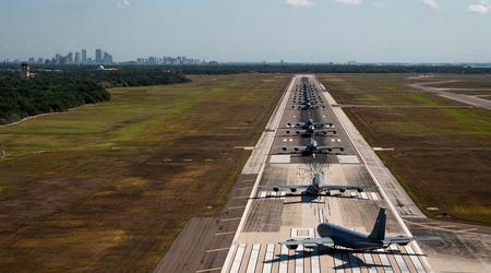 Det amerikanske luftvåben evakuerede KC-135 Stratotanker-fly på grund af kategori 3-orkanen Idalia, der ramte Florida.