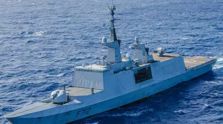 Den franske fregat Courbet modstår en nærgående eksplosion af en sømine under en øvelse