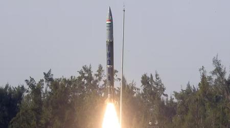 Den indiske hær har bestilt Pralay ballistiske missiler med en affyringsrækkevidde på op til 500 km og hastigheder på over 7.400 km/t i den terminale fase af flyvningen.