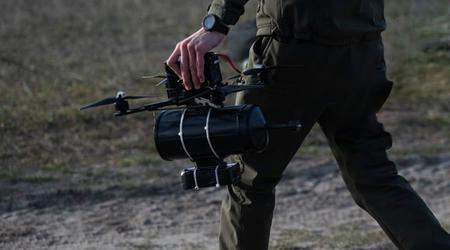 Ukraines forsvarsministerium afholdt en demonstration af FPV-droner styret via fiberoptik